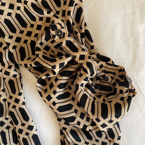 BCBG Black and Tan long sleeved blouse, size M - Picture 3 of 4